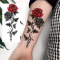 Autocollant de tatouage temporaire étanche avec un design de fleur de rose rouge et noire. - Roses Jumelles Épines(FO334) / 15x7CM