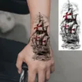 Realistische zeilboot tijdelijke tatoeage sticker met rood kruis voor hand. - FO122 / 15x7CM