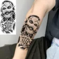 Zwart-witte realistische tijdelijke tattoo-sticker met bivakmuts en dobbelsteenontwerp. - FO131 / 15x7CM