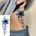 Autocollant de tatouage temporaire fleur bleue art corporel imperméable faux tatouage femme - Fleurs de Gemme Bleue(FO371) / 15x7CM