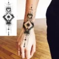 Adhesivo de tatuaje temporal de tótem de brújula geométrica, diseño de arte de brazo. - 15x7CM / Estilo FO228