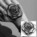 Adesivo per tatuaggio temporaneo con rosa nera e bianca per mano e dito decorazione d'arte. - HA024 / 8x8cm