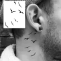 Adesivo per tatuaggio temporaneo con uccelli in volo, design realistico di body art nera. - HM017 / 10x8cm