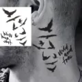 Adesivo per tatuaggio temporaneo con uccelli volanti e testo per lo stile del corpo. - HM025 / 10x8cm