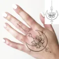 Adesivo per tatuaggio temporaneo con loto e mezzaluna, ideale per mano e dito. - HS013