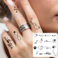 Foglio di tatuaggio temporaneo per dito con zampe di cane, cuori e design love minimalista. - Modello di Impronta di Zampa e Cuore(HA055) / 8x8cm