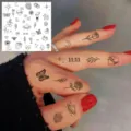 Y2K adesivo per tatuaggio temporaneo minimalista per dito set arte corporea linea nera - Modello di Rosa e Farfalla(HA153) / 8x8cm