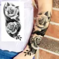 Adesivo per tatuaggio temporaneo realistico con rosa in bianco e nero per braccia e gambe. - XZ078 (Doppia Rosa)
