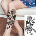 Adesivo tatuaggio temporaneo con rosa e scorpione in bianco e nero per braccio o gamba. - XZ088 (Rosa Scorpione)