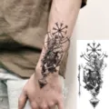 Tijdelijke tattoo sticker zwart wit realistisch Viking krijger ontwerp voor arm hand. - FO145 / 15x7CM