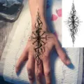Pegatina de tatuaje temporal de tótem de brújula de boceto en blanco y negro mano. - 15x7CM / Estilo FO234
