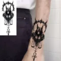 Waterdichte tijdelijke tattoo sticker met Anubis ontwerp voor arm en hand decoratie. - FO244 / 15x7CM