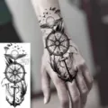 Pegatina de tatuaje temporal de brújula y ancla en boceto blanco y negro mano brazo. - 15x7CM / Estilo FO250