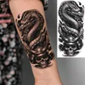 Adesivo per tatuaggio drago impermeabile per braccio e gamba, design realistico in nero e grigio. - NZ175 / 19.8x9.6CM