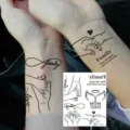 Tatuaggio temporaneo famiglia adesivo impermeabile mano che tiene design arte corporea. - HM059 / 10x8cm