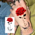 Autocollant de tatouage temporaire avec rose rouge, écriture love et croissant lune. - HS154