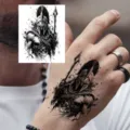 Adesivo per tatuaggio temporaneo spartano per mano e dito, con design in bianco e nero. - HM089 / 10x8cm