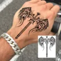 Tatuaggio temporaneo impermeabile con design di spada tribale per il dorso della mano. - HM090 / 10x8cm