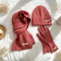 Gemütliches Strick 3-Teile Set mit Schal, Mütze und Handschuhen in warmer Rosa Farbe. - 3-Teiliges Set (Mütze+Schal+Handschuhe) / Helles Rosa