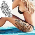 Tatuaggio temporaneo con rosa nera per coscia e braccio, realistica arte corporea floreale. - LZ250