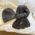 Set berretto e sciarpa in maglia grigio scuro, cappello invernale caldo e scaldacollo. - Grigio scuro