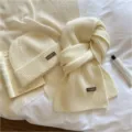 Set sciarpa e berretto in maglia tinta unita, caldo cappello di lana invernale e scaldacollo. - Bianco