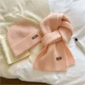Gepflegtes Strickmütze und Schal Set in Rosa, kuschelig warm und ideal für die kalte Jahreszeit. - Rosa