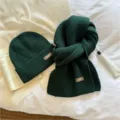 Dunkelgrüne Mütze und Schal Set, einfarbig, warme Winter Strickwaren Kombination. - Dunkelgrün