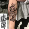 Adhesivo de tatuaje temporal de brazo tótem brújula boceto negro y blanco de agua pura. - 15x7CM / Estilo FO300