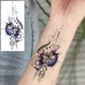 Adhesivo de tatuaje temporal impermeable con brújula geométrica y un hermoso mapamundi. - 15x7CM / Estilo FO397