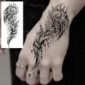 Pegatina de tatuaje de totem en blanco y negro para el dorso de la mano y el brazo. - 15x7CM / Estilo FO415