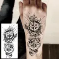 Adhesivo de tatuaje temporal de tótem de ancla de brújula de dibujo en blanco y negro mano. - 15x7CM / Estilo FO431