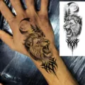 Leeuw tijdelijke tattoo sticker variant, zwart witte realistisch hand tattoo ontwerp. - FO425 / 15x7CM