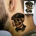 Adesivo per tatuaggio temporaneo con teschio da gangster retrò, ideale per applicazione sul collo. - HM164 / 10x8cm