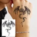 Adesivo per tatuaggio temporaneo con drago e spada per decorazione mano e braccio elegante. - HM165 / 10x8cm