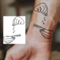Adesivo per tatuaggio temporaneo con design creativo di mano e lettere per body art minimalista. - HM176 / 10x8cm
