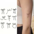 Variante di adesivo per tatuaggio temporaneo con fiocco minimalista, design d'arte di linea. - HM180 / 10x8cm