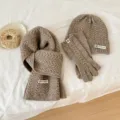 Ensemble trois pièces en tricot torsadé d'hiver avec écharpe bonnet et gants unis et chauds. - Chameau Fleuri