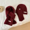 Elegante set invernale in maglia bordeaux con berretto, sciarpa e guanti caldi ed eleganti. - Rosso ciliegia