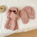 Set invernale a tre pezzi in maglia rosa con sciarpa calda, cappello accogliente e guanti abbinati. - Rosa Fiore