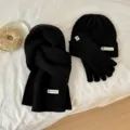 Set invernale in maglia a treccia di tre pezzi con sciarpa accogliente berretto e guanti - Nero