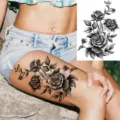 Adesivo per tatuaggio temporaneo con rosa, design floreale nero realistico per coscia e braccio. - LZ251