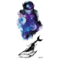 Adesivo per tatuaggio temporaneo resistente all'acqua con astronauta cosmico e balena stellata. - MZ134