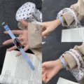 Cinturino per smartwatch lavorato a maglia a pois azzurro, morbido, comodo ed elegante. - A Pois Blu Stile Coreano