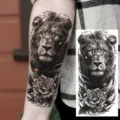 Black and white lion and rose temporary tattoo sticker for arm and leg decoration. - NZ323 / 19.8x9.6CM