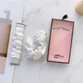 Weißes Satin Scrunchie Apple Watch Armband und Haargummi Set mit Geschenkbox für Damen. - Reinweiß