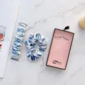 Blau weiße Batik Scrunchie Watch Armband und Haargummi Set für Apple Watch Damen. - Wolkenblau