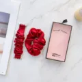 Rotes Satin Apple Watch Armband und Scrunchie Set mit Geschenkbox, elegantes Accessoire. - Einfarbig Rot