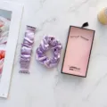 Lila Satin Apple Watch Armband mit Scrunchie Set, elegantes Ersatzarmband für Frauen iWatch. - Einfarbig Lila