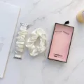 Satin Scrunchie Uhrenarmband Set fuer Apple Watch Weiss Elegantes Erneuerung Armband Box - Einfarbig Cremeweiß